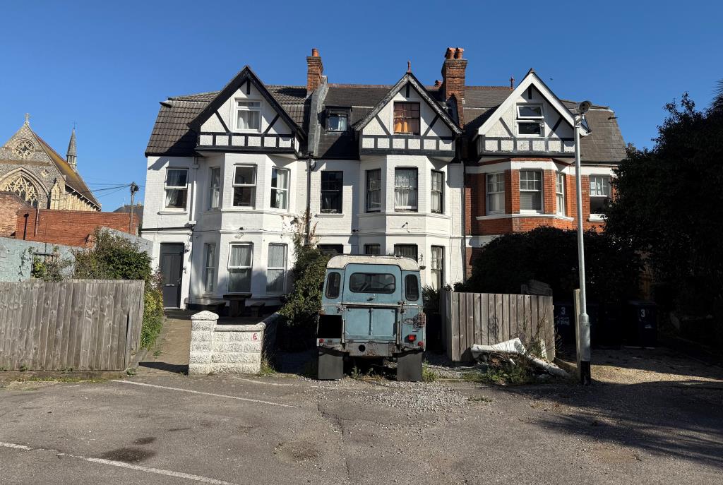 Lot: 165 - EIGHT-BEDROOM HMO - View from the street